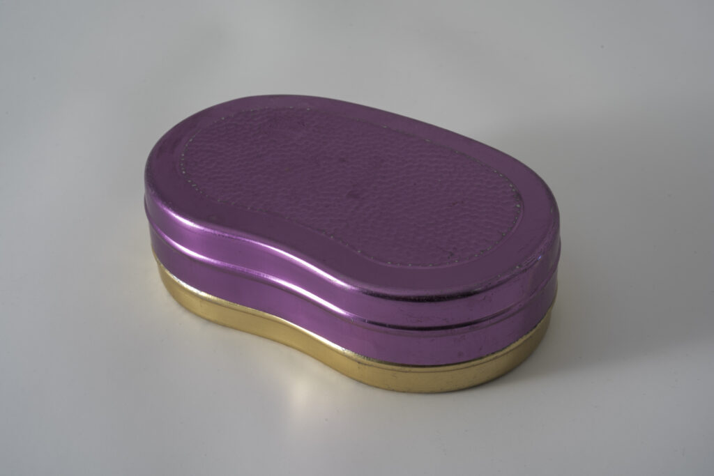 Aluminium lunch box with a pink lid