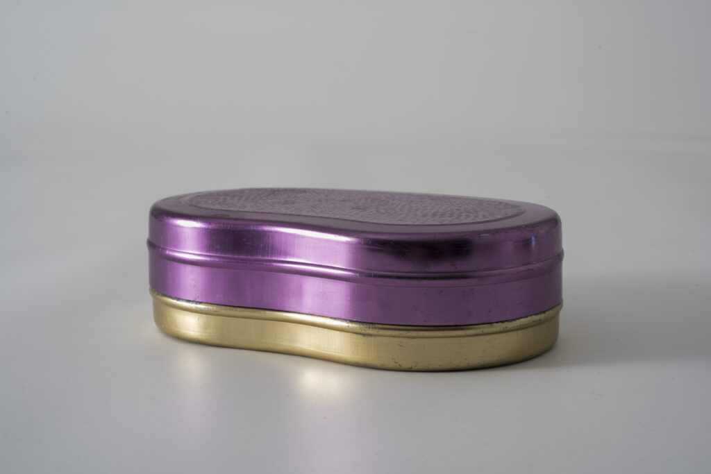 Aluminium lunch box with a pink lid