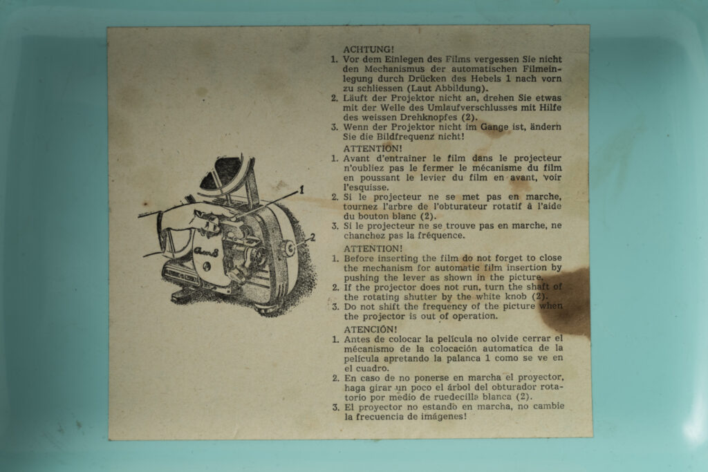 movie projector AM8 with semi-detachable plastic housing, close up instructions