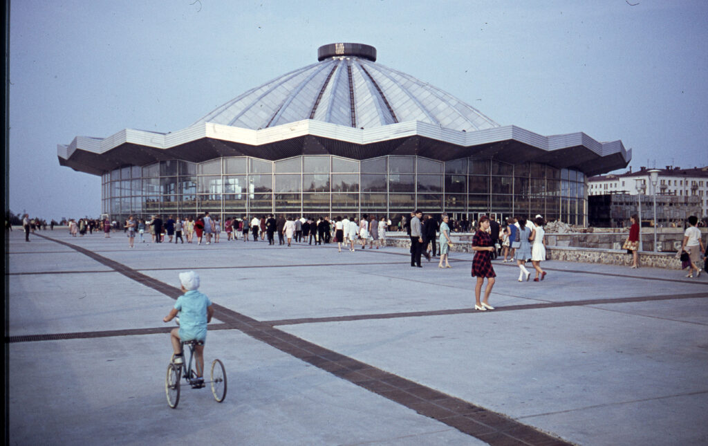 Farbfotografie, runde Architektur und Platz