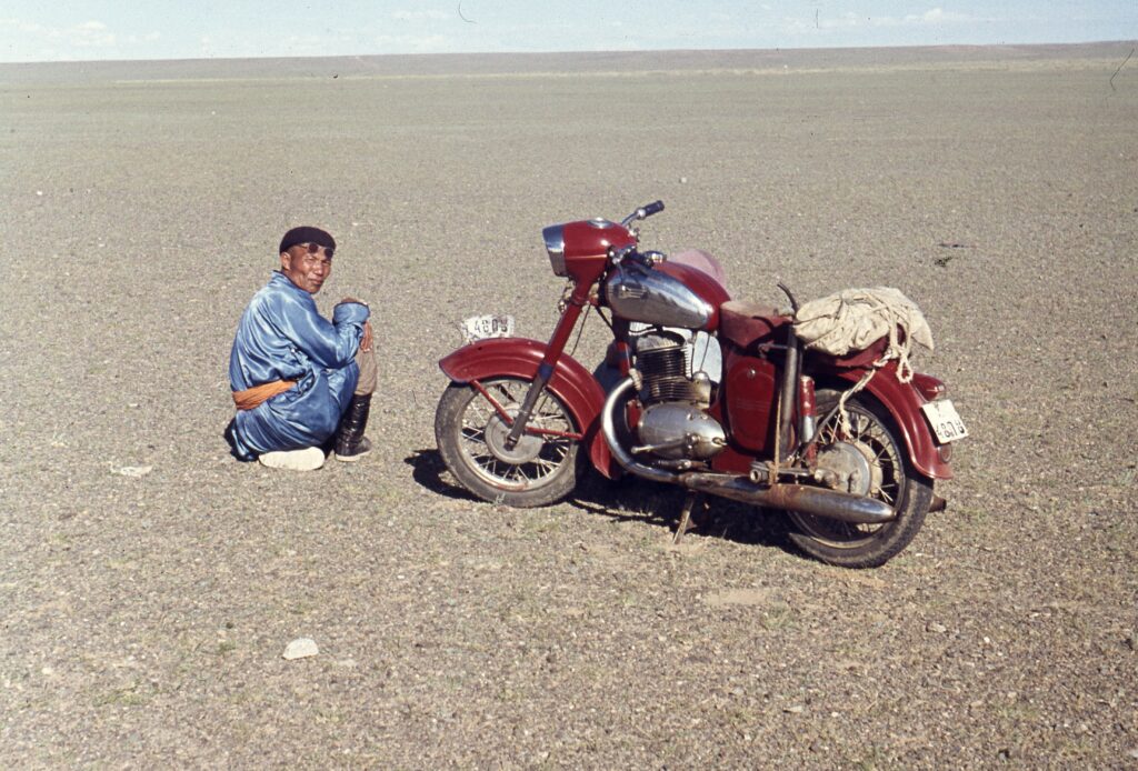 Farbfotografie, Rotes Motorrad und Mann in der Wüste