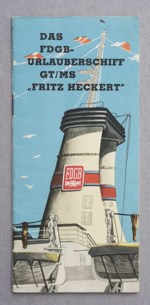 Prospekt über das Urlaubsschiff Fritz Heckert, Titelseite