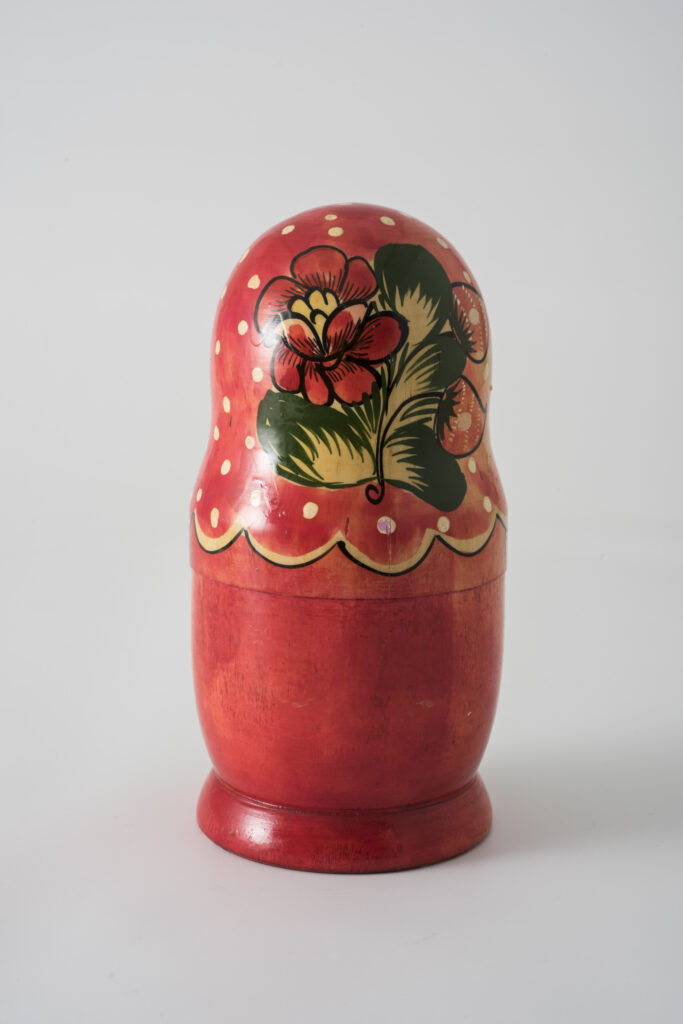 Holzfigur Matroschka, rot-grünes Blumenmuster