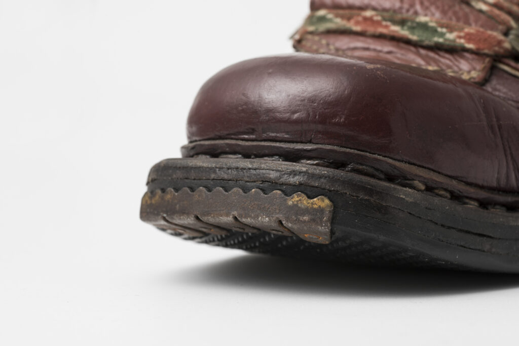 brown ski shoes with patterned laces, toe