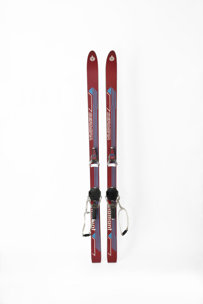 Ski von der Marke Germina in Rot mit blauen Streifen