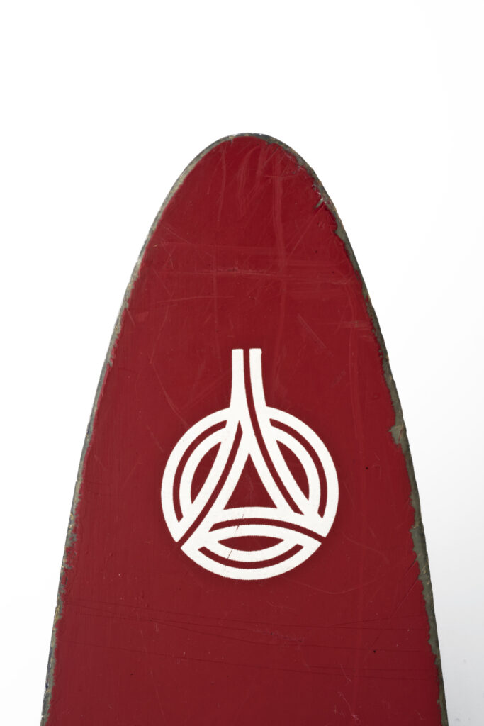 Ski von der Marke Germina in Rot, Detail, Skispitze mit Logo