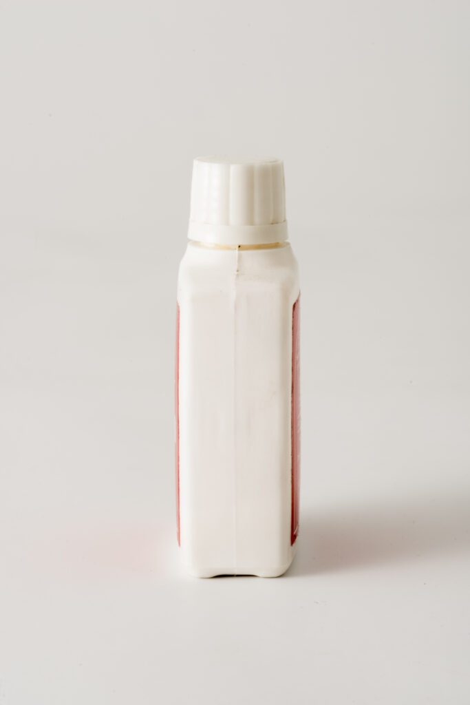 Sonnencremeflasche Anti-Solan aus weißem Plastik, Seitenansicht