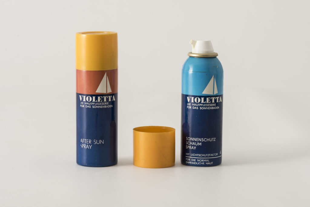 Zwei Dosen Sonnencreme der Marke Violetta, blau mit gelbem Plastikdeckel