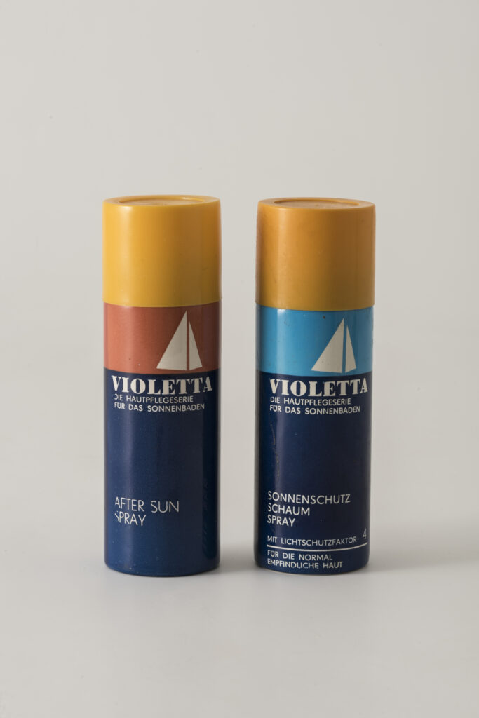 Zwei Dosen Sonnencreme der Marke Violetta, blau mit gelbem Plastikdeckel