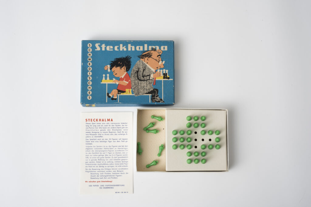 Steckhalm, Spiel mit Anleitung und grünen Spielfiguren