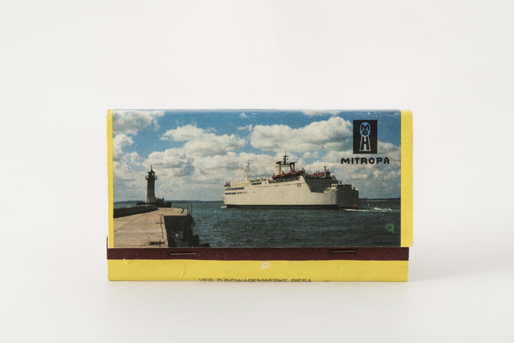 Streichholzbrief mit einer Abbildung des Kreuzfahrtschiffs Fritz Heckert