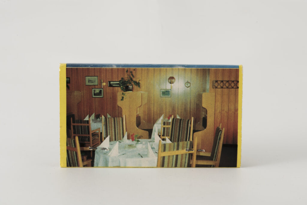 Streichholzbrief mit einer Abbildung eines Speisesaals des Kreuzfahrtschiffs Fritz Heckert