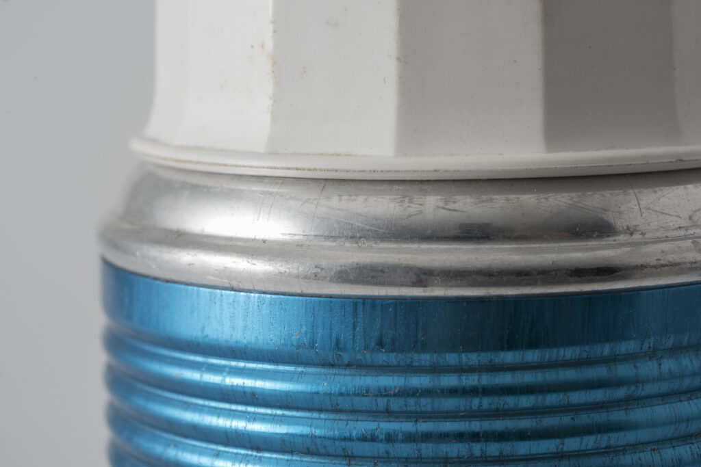 Thermoskanne aus Aluminium, blau mit weißem Plastikdeckel, Nahaufnahme